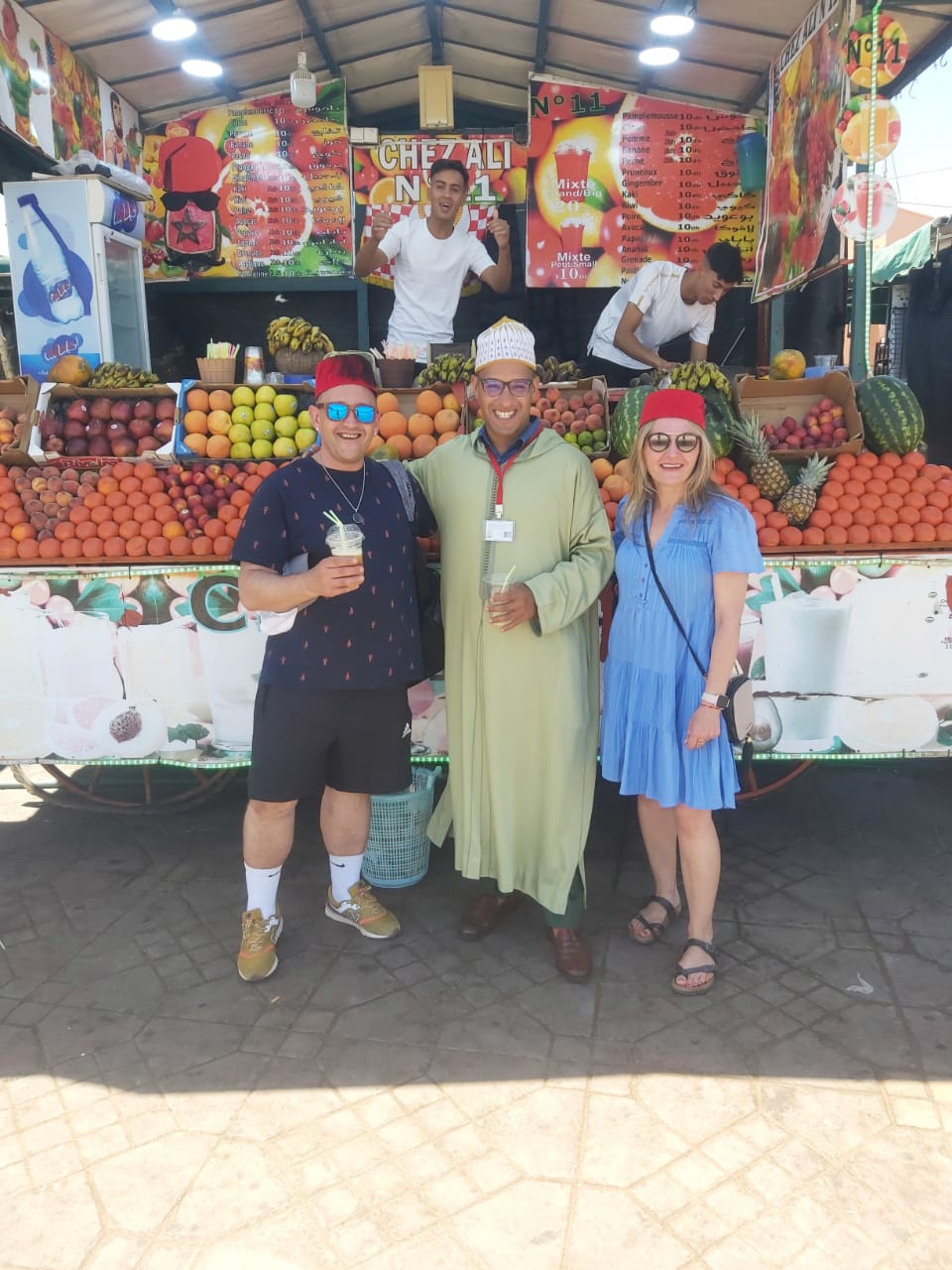 Abdel Hamid con turisti al mercato della frutta