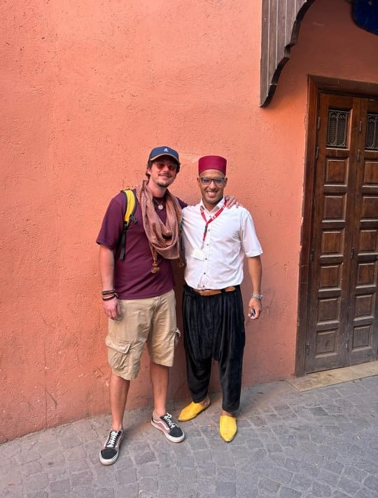 Foto con turista davanti a muro tradizionale